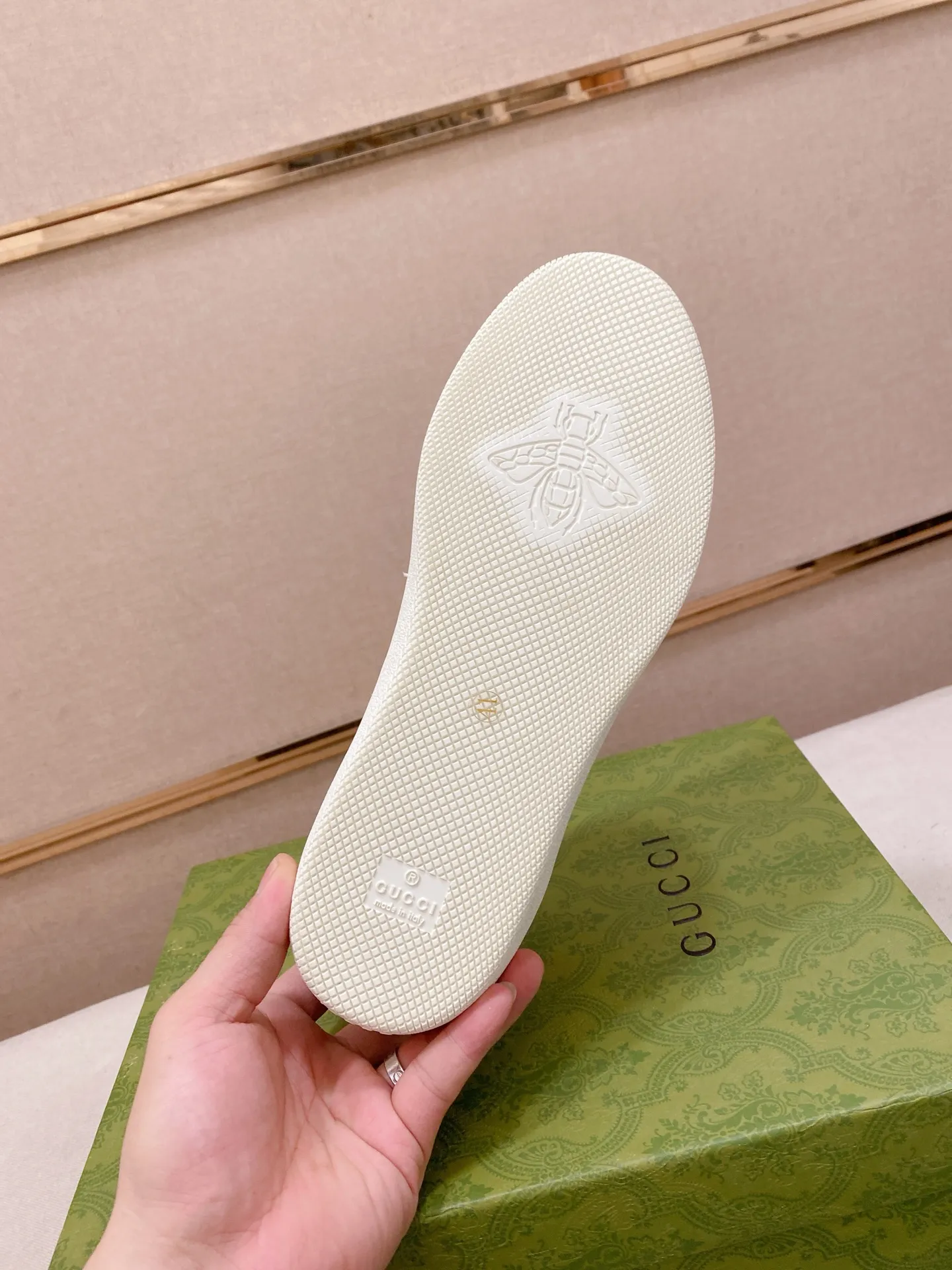 Men's shoes💰 440💰The new GUCCI (Gucci) counters are launched simultaneously. The new men's shoes, 😘fabrics are selected from imported cowhide, and the lining is sheepskin lining. 👍🏿 High-end ☄️ air-cushion molded anti-slip rubber outsole, exquisite lines, simple and elegant, comfortable and high-end for leisure travel. Code number: 38 to 44 (45 can be customized and cannot be returned or exchanged)